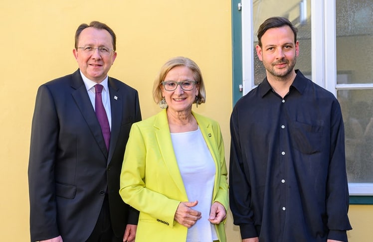Johanna Mikl-Leitner und Bürgermeister Matthias Stadler (links) mit dem kuratorischen Leiter der Tangente, Tarun Kade. © NLK Burchhart