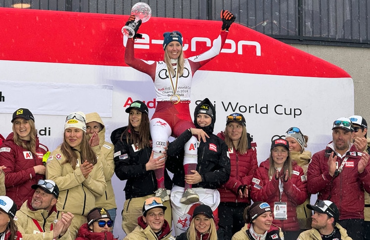 Das Ski Austria-Team rund um Conny Hütter hatte Grund zu feiern. Die Speed-Spezialistin gewann nicht nur die Abfahrt am Samstag, sondern auch ihre erste kleine Kristallkugel © LEADERSNET