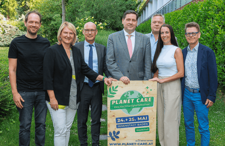 "Planet Care" - Das Nachhaltigkeitsfestival vorgestellt von Badens Bürgermeister Stefan Szirucsek (Mitte) 
© LEADERSNET/A. Felten