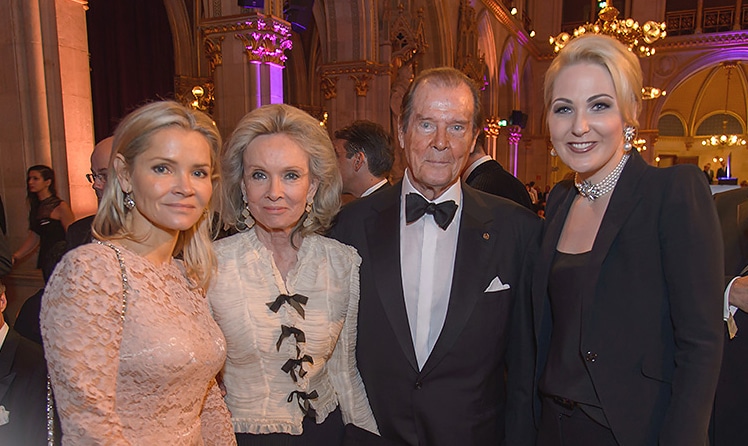 Sir Roger Moore mit Ehefrau Lady Kristina und Kathrin lock (rechts) (c) Andreas Tischler
