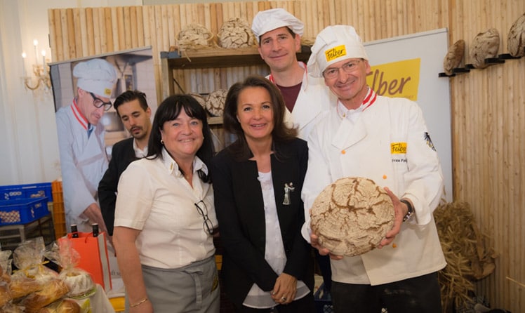 Doris Felber (Mi.) und Franz Felber (re.) mit Mitarbeitern © leadersnet/Auer