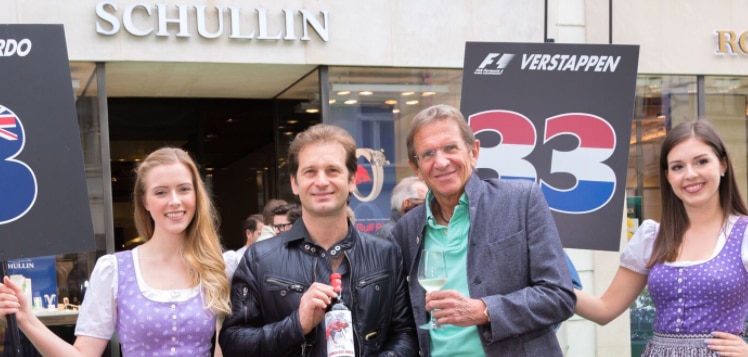 Jarno Trulli, Hans Schullin mit Grid Girls vor dem Formel-1-Boliden (c) GEOPHO – Jorj Konstantinov Photography