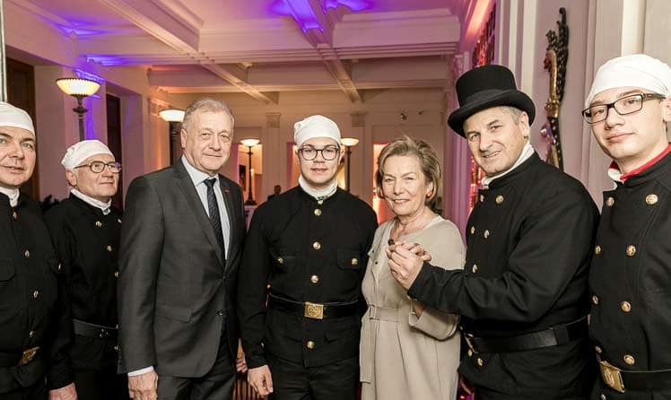 (von links) Franz Wiedersich, Sonja Zwazl und Peter Engelbrechtsmüller mit seinen Glücksbringer-Kollegen © leadersnet.at / S. Menegaldo 