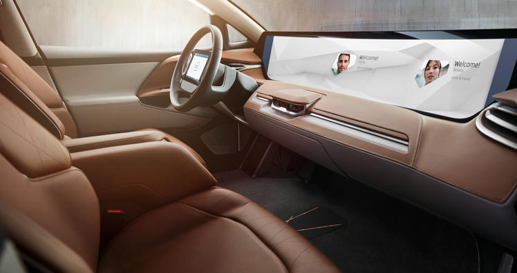 Das Shared-Experience-Display des SUV von Byton reicht quasi von Tür zu Tür. © Byton