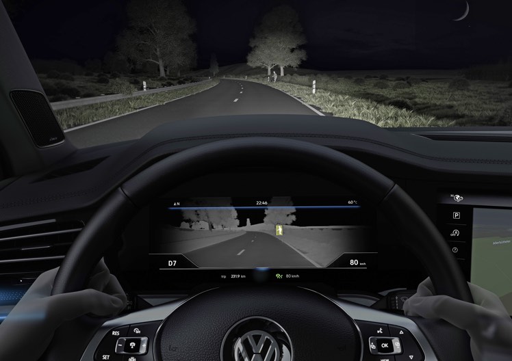 "Nightvision" erkennt per Wärmebildkamera Personen und Tiere in der Dunkelheit. © VW