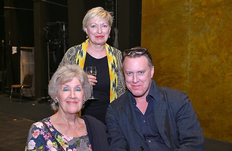 Mephisto Nicholas Ofczarek mit Mutter und Burgtheater Direktorin Karin Bergmann (c) G. Langegger