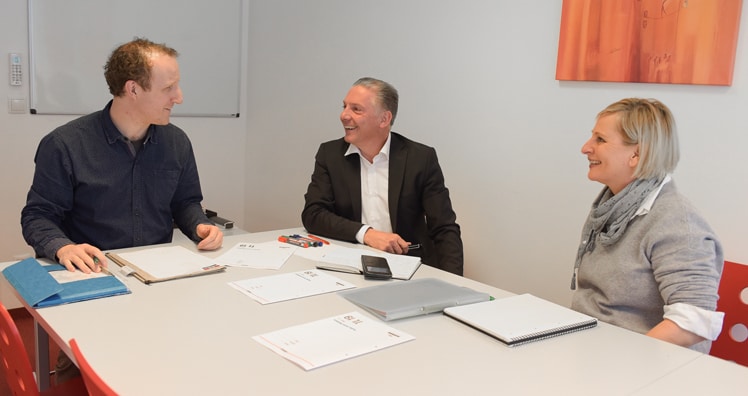 Paul Leitenmüller und eine Mitschülerin in der Teaching Session mit Lehrer Neil McCarthy © leadersnet.at / K. Golab Paul Leitenmüller und eine Mitschülerin in der Teaching Session mit Lehrer Neil McCarthy © leadersnet.at / K. Golab