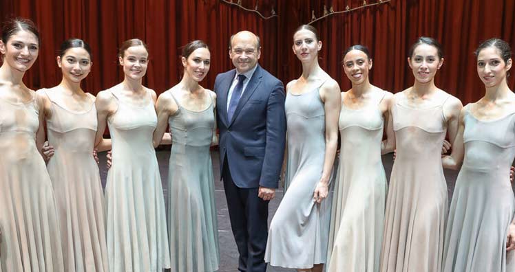 Staatsoperndirektor Dominique Meyer mit Ensemble © Katharina Schiffl Staatsoperndirektor Dominique Meyer mit Ensemble © Katharina Schiffl