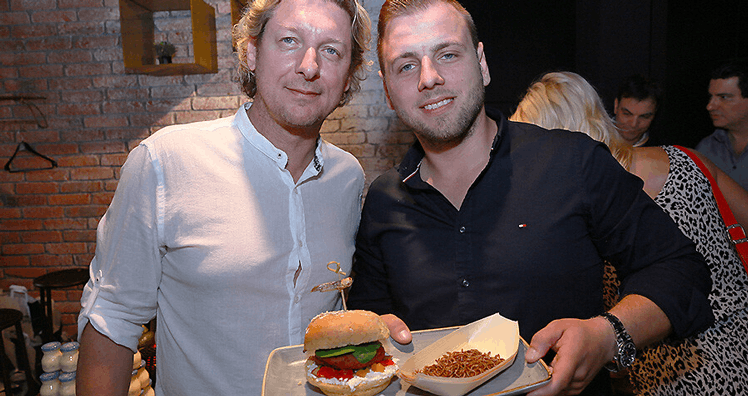 
Ingo Faust und Lukas Tauber mit dem "Le Bug" Burger © leadersnet.at / G. Langegger