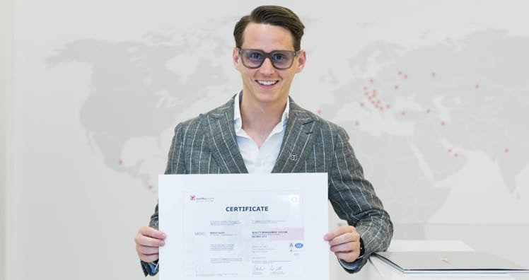 MOOCI CEO Janis Jung mit dem Zertifikat © Philipp Simonis
