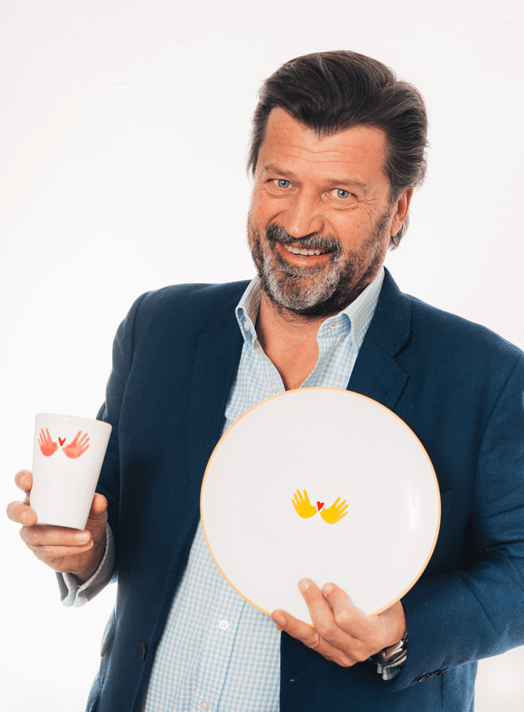 Martin Rohla mit Stücken aus der Special Edition © Habibi & Hawara / Gmundner Keramik