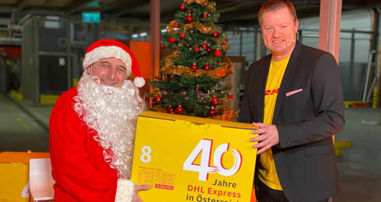 Weihnachtsmann Christoph Fälbl und DHL Express Austria-Country Manager Ralf Schweighöfer © LEADERSNET