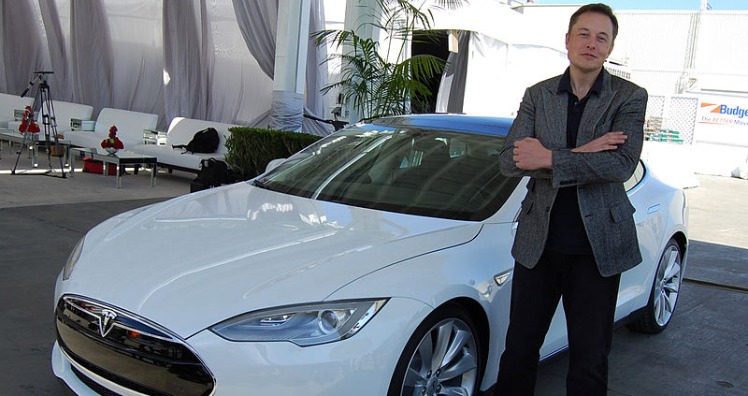 Elon Musk mit einem Tesla Model S © Maurizio Pesce/CC BY 2.0