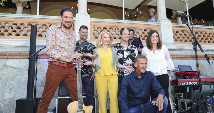 Poppige Sternstunden Bei Der Sundowner Lounge Leadersnet Over 100,000 english translations of german words and phrases. sundowner lounge leadersnet