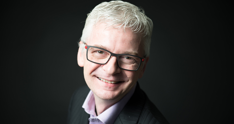 Der Schweizer Stefan Häseli ist Kommunikationsexperte, Keynote-Speaker, Moderator und Autor mehrerer Bücher. © Häseli