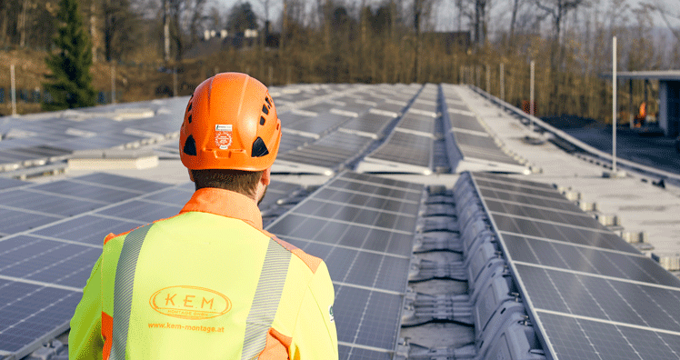 1.100 m2 PV-Module liefern bis zu 202 kWp Strom in den Batteriespeicher © K.E.M. Montage GmbH / Florian Schulte 1.100 m2 PV-Module liefern bis zu 202 kWp Strom in den Batteriespeicher © K.E.M. Montage GmbH / Florian Schulte