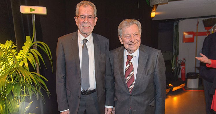 Hugo Portisch mit Bundespräsident Alexander van der Bellen bei einer Feier anlässlich seines 90. Geburtstags im ORF-Zentrum im Jahr 2017 © Andreas Tischler