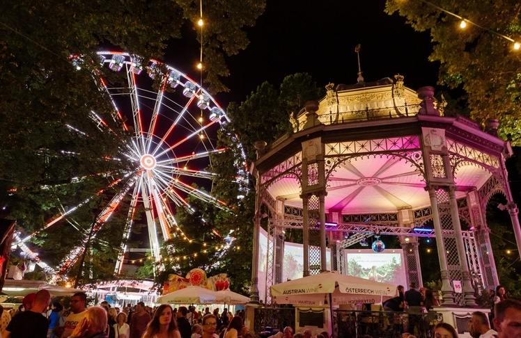 Abendstimmung mit Riesenrad und Pavillon (c) LWmedia, Leonardo Ramirez