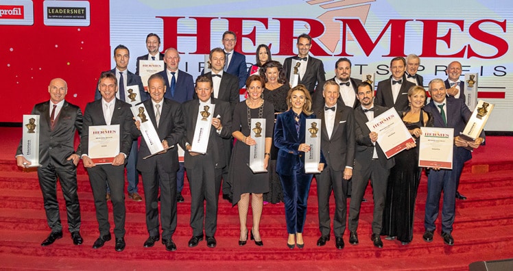 Die besten Unternehmer:innen Österreichs freuen sich über den "Hermes" © LEADERSNET/C. Mikes
