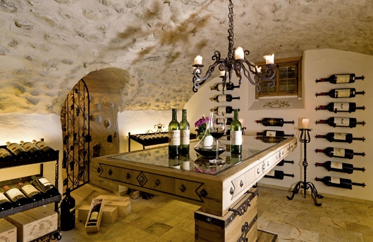 arl_hotel_krone_champagner_paarlauf_weinkeller_(c)_klocke_verlag