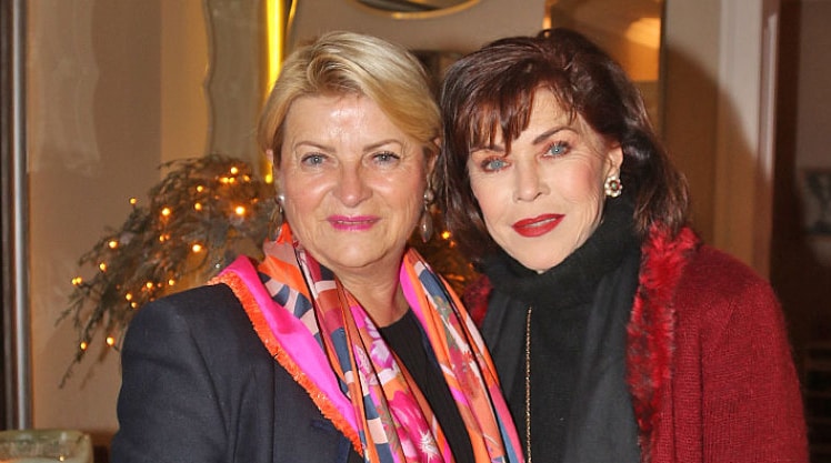 Marlies Muhr (links) mit Schauspielerin Anja Kruse auf der   erfolgreichen Adventsfeier © LEADERSNET/U.Brandl