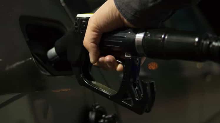 Hohe Spritpreise lassen Autofahrer:innen den Fuß vom Gas nehmen. © Pexels/Skitterphoto