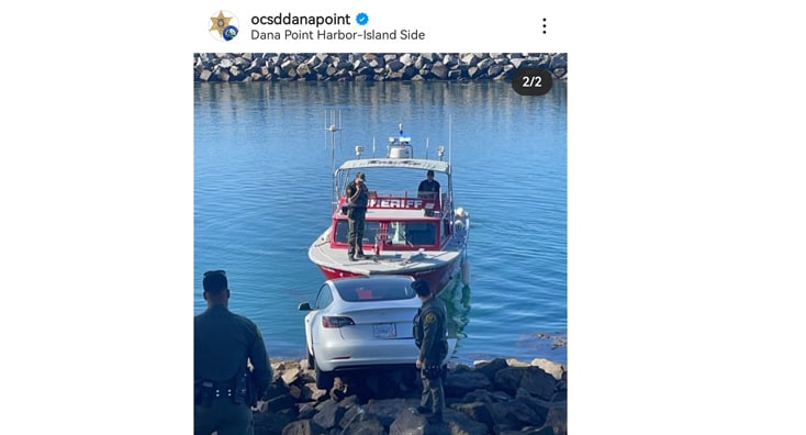 Model 3 parkt auf Felsen