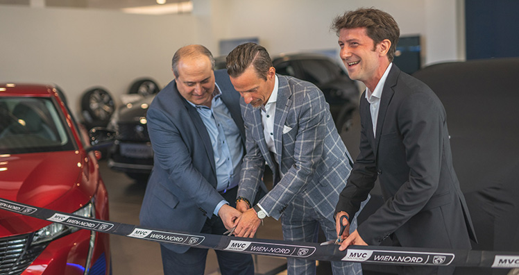 Marcus Shamsaei 
 und Alexander Bittner, Geschäftsführung von MVC Motors eröffnen den neuen Peugeot Schauraum © MVC Motors