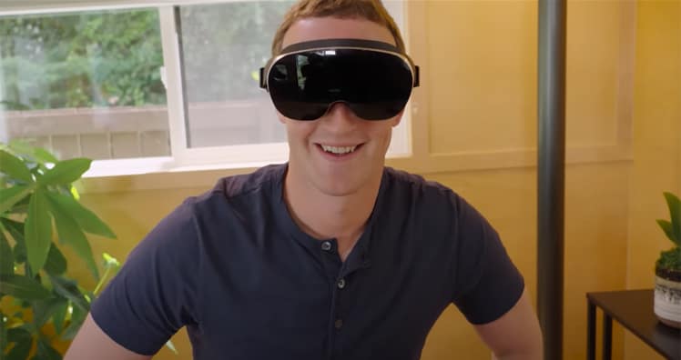 Mark Zuckerberg mit dem neuen VR-Brillen-Prototyp "Holocake 2" © Meta (Screenshot YouTube)
