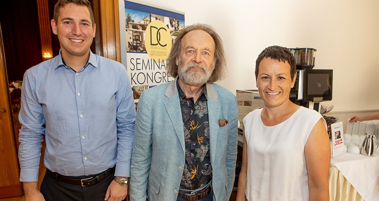 Obmann Helmut Pichl (Mitte) und Eva Maria Kassl  begrüßten die Gäste © LEADERSNET/C. Mikes
