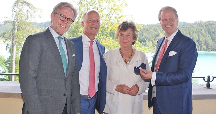 Wolfgang, Christoph und Florian Köchert mit Helga Rabl-Stadler, die den Festspiel-Ring bekam © LEADERSNET/U. Brandl