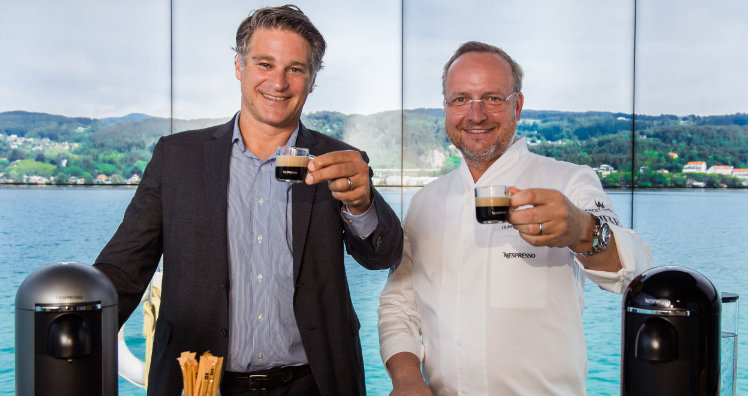 Alessandro Piccinini (links), Geschäftsführer von Nespresso Österreich, und Hauben-Koch Hubert Wallner © Philipp Lipiarski