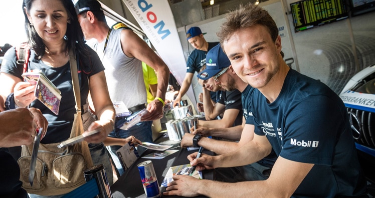 Lucas Auer am Red Bull Ring 2021 bei einer Autogrammstunde © Philip Platzer/Red Bull Content Pool