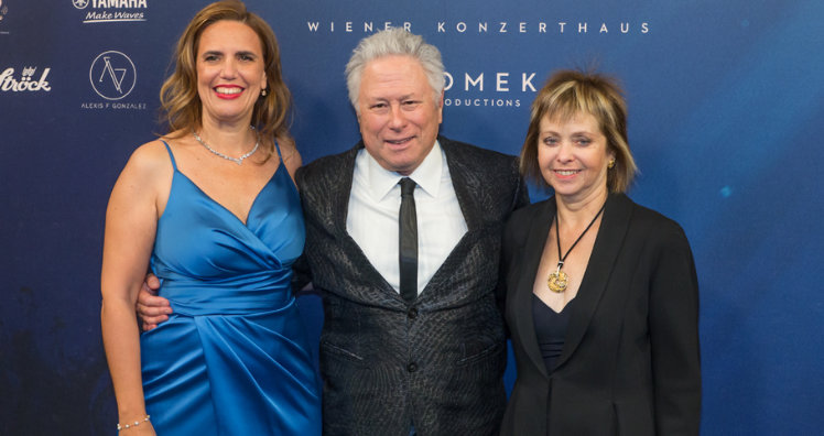 Sandra Tomek (links) mit Alan Menken und dessen Gattin Janis © LEADERSNET/D.Mikkelsen