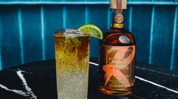 Die alkoholfreie  Rum-Alternative soll Genuss ohne tatsächlichen Alkohol ermöglichen © Rebels