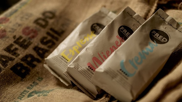 Fred-Kaffee ist in drei hochwertigen Blends erhältlich © FRED Kaffeehandwerk/Die Abbilderei