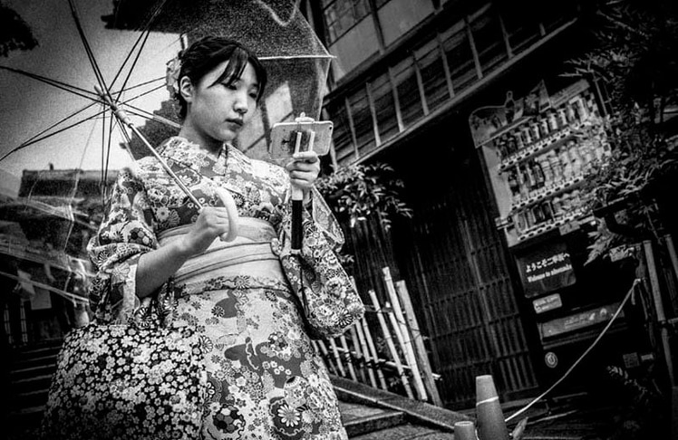 Girl with a Selfie Stick, Kyoto, 2016 ©Meg Hewitt courtesy Anne Clergue Galerie 