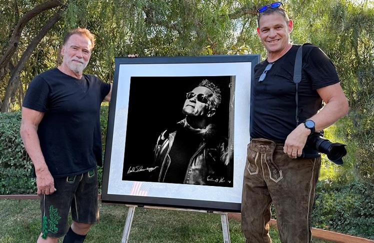 Arnold Schwarzenegger mit Ferdinand Krainers Fotokunstwerk, ein Schwarzenegger-Bildnis,  am Auktionsgelände im Privatanwesen des Megastars.  ©Ferdinad Krainer