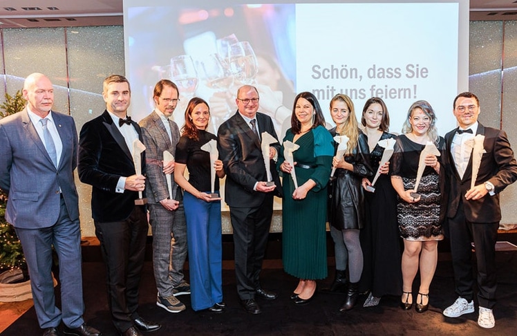 Michael Heritsch (links) mit den neun Preis­träger:innen © LEADERSNET/A. Felten