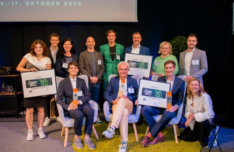 Die Preisträger-Teams mit der Jury bei der 1. LSZ Green Business Data Challenge © Jenia Symonds de Montfort