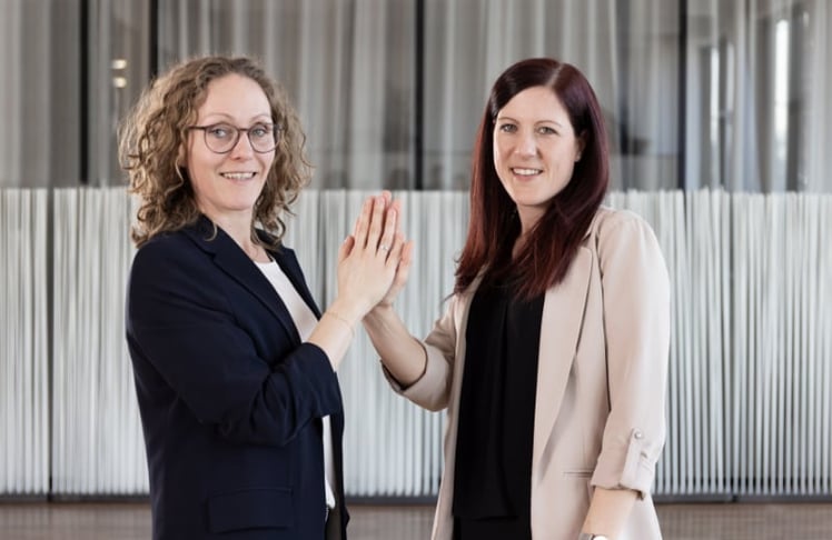 Katharina Brunneder (links) und Kathrin Gerauer sind die ersten IT Expertinnen, die das Konzept des Jobsharings seit letztem November erfolgreich umsetzen © Georg Tiefenthaler
