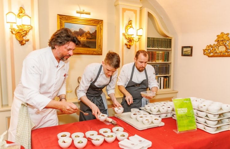 U.a. sorgt Vier-Hauben Koch Thomas Dorfer (links) 
für die kulinarischen Highlights © LEADERSNET/A. Felten