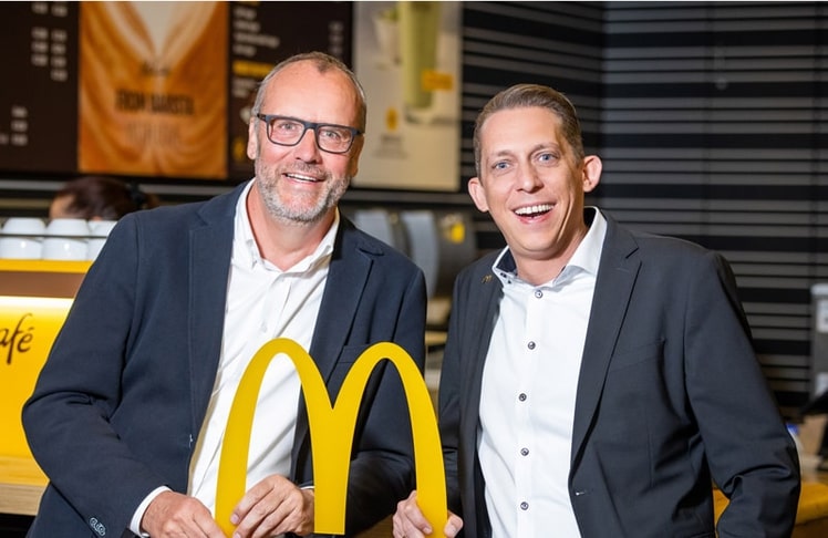 Harald Marschalek (rechts) übernimmt die McDonald’s
Restaurants am Wiener Hauptbahnhof und am Südtiroler
Platz von Thomas Eckwolf. © McDonald’s Österreich