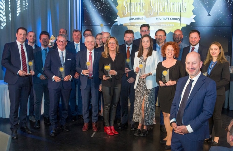Gruppenfoto mit den Preisträger:innen und András Wiszkidenszky (rechts vorne), Regionaldirektor Superbrands CE © LEADERSNET/D. Mikkelsen