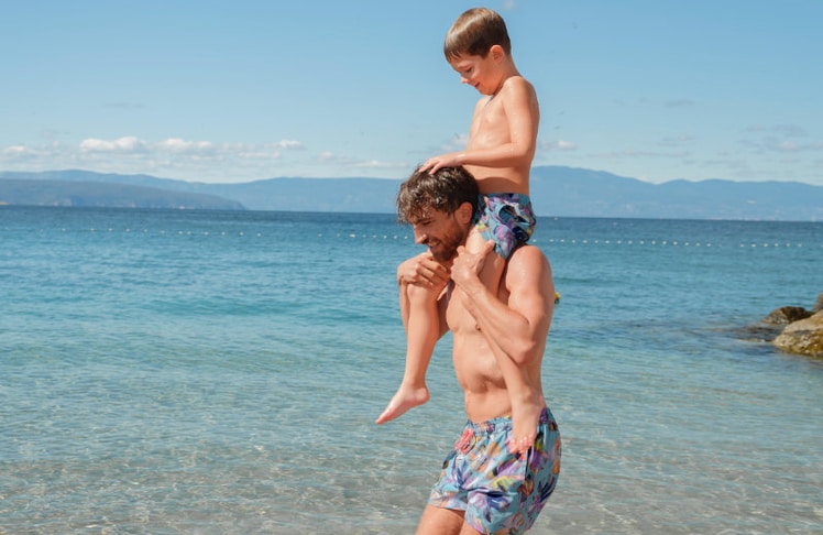 Vater und Sohn im Partnerlook: Mit den Badehosen der "Beach Vacation"-Linie © Yannik Steer/Palmers 