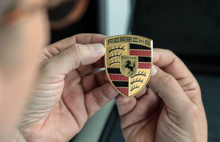Mit dem schwarzen Stuttgart-Schriftzug will sich Porsche stärker zu seiner schwäbischen Heimat bekennen. © Porsche AG