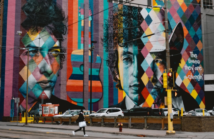 Mural mit Bob-Dylan-Motiv des brasilianischen Künstlers Eduardo Kobra in Minneapolis. © Foto von weston m auf Unsplash