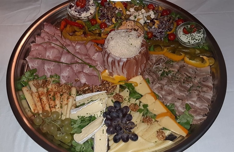 Auf seiner Homepage wirbt der Gastrobetrieb mit typischen österreichischen Schmankerl der Hausmannskost © Linzer Heuriger via Facebook