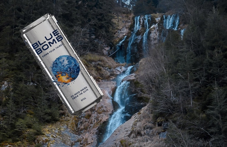 Laut Bomb Beverages stammt das Wasser aus einer jahrtausendealten Quelle (Symbolbild/Montage) © Blue Bomb / Pexels Alina