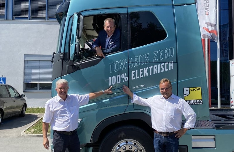 Energie AG-COO Stefan Stallinger (im LKW) mit den beiden Geschäftsführern der Energie AG Umwelt Service Günther Habel (links) und Thomas Kriegner-Gruss © Energie AG 